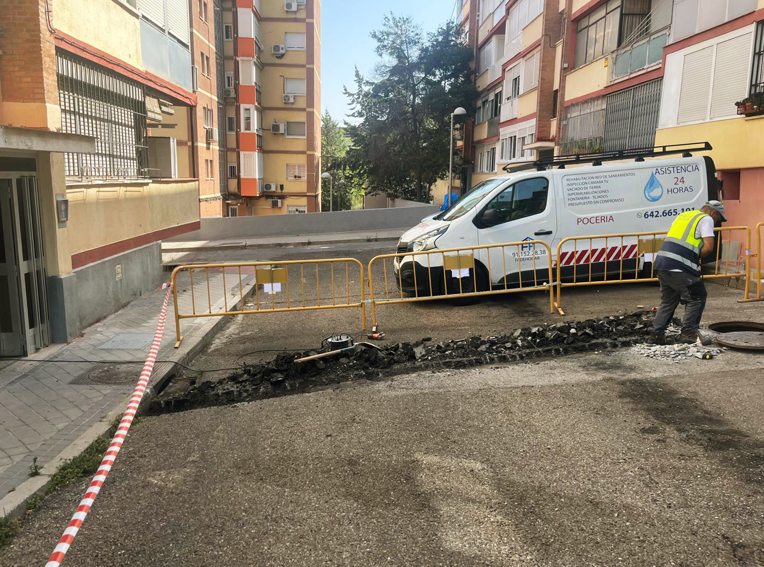 Obra de pocería y fontanería en Madrid por Fadehogar, técnico trabajando en desatasco de desagües