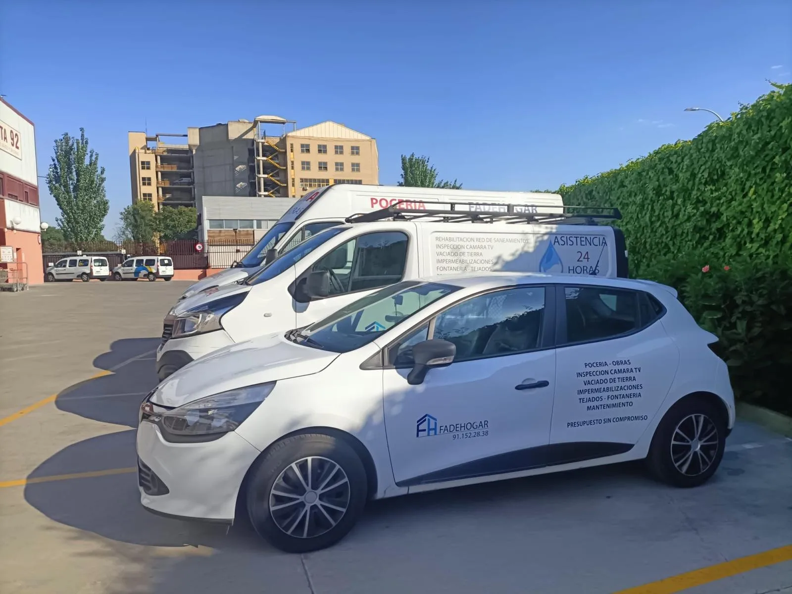 Dos carros de fontanería utilizados como decoración en la página web.