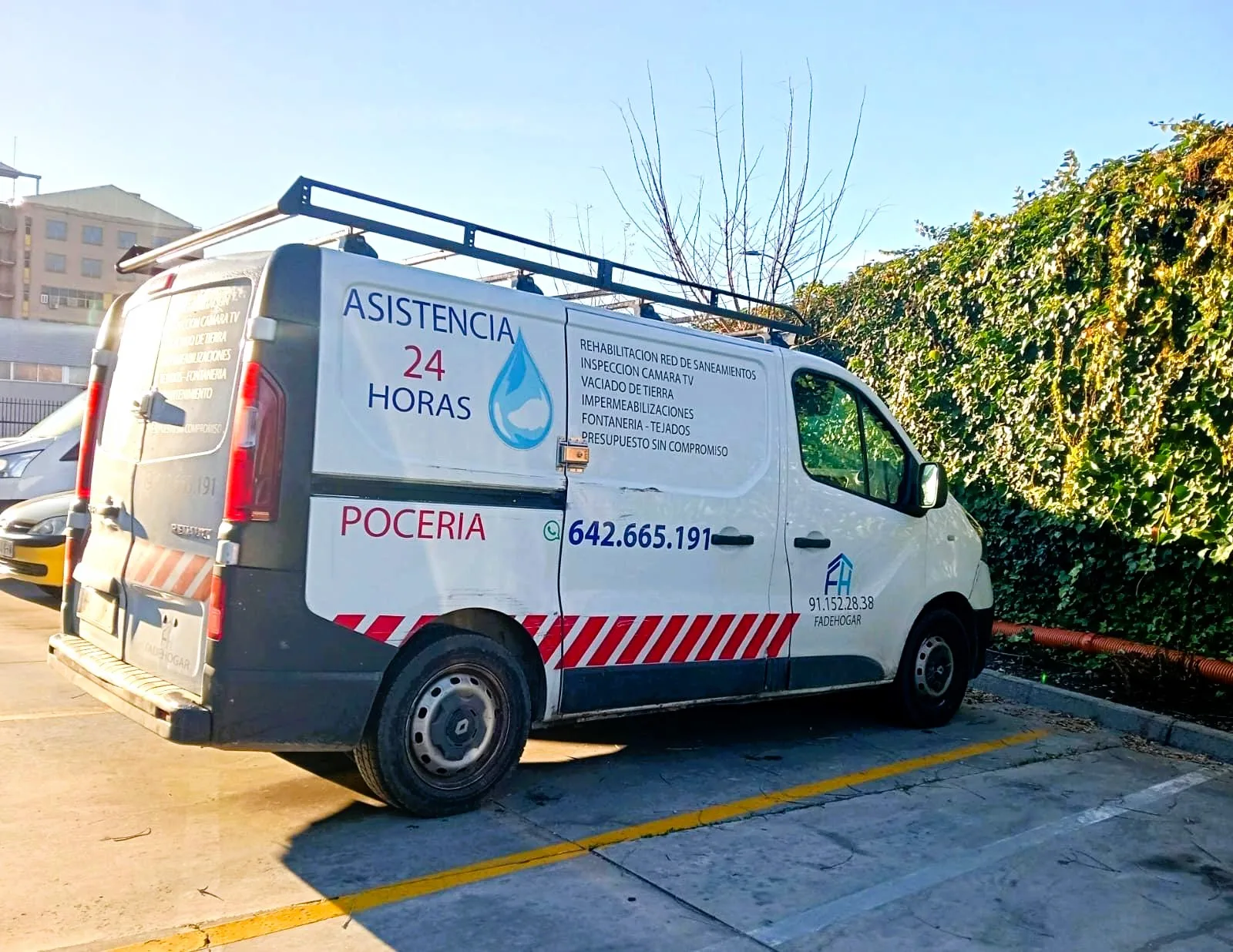 Fontanero realizando desatasco de tubería en Torrelodones con equipo de alta presión
