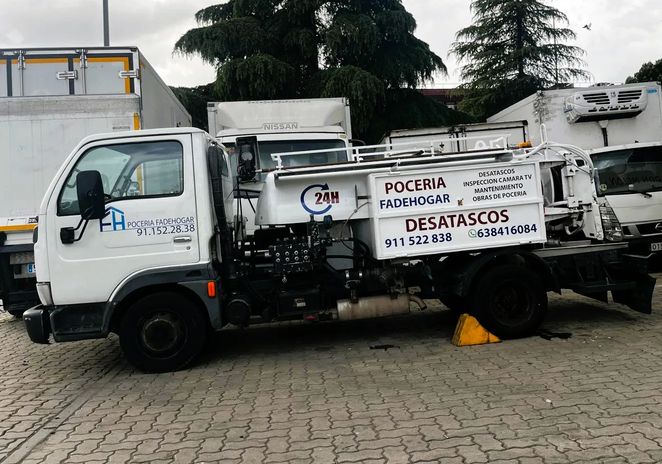 Camión cuba de Fadehogar realizando desatasco de tuberías en San Blas, Madrid