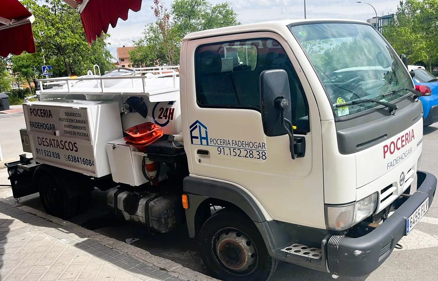 Camión de pocería y desatascos de Fadehogar realizando servicios de fontanería y pocería en Moratalaz