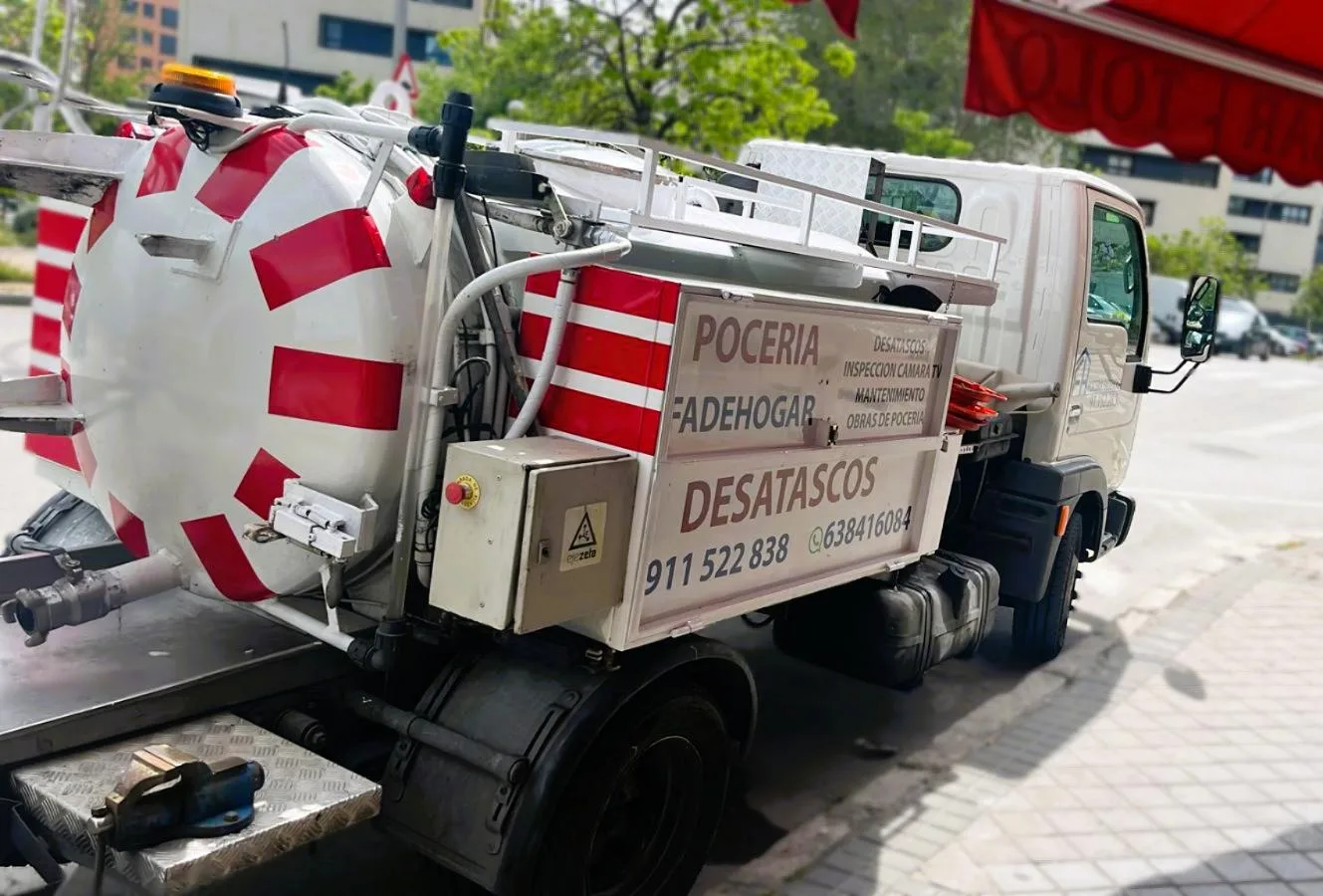 Camión de pocería en Canillejas realizando trabajos de desatascos y saneamiento